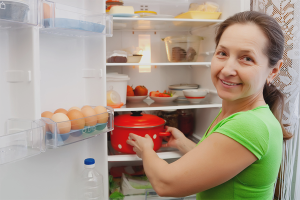  كيف تتخلصين من الرائحة في الثلاجة
