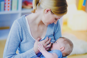  Wie gebe ich einem Baby eine Brust?