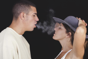 كيف تتخلص من رائحة السجائر من فمك