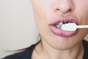  Cómo blanquear los dientes con carbón activado.