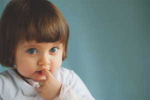  Como un niño a destetar las uñas