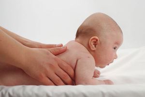  Cómo enseñar a un niño a mantener su cabeza recostada sobre su estómago