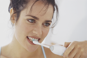  Cómo cepillarse los dientes con un cepillo de dientes eléctrico.