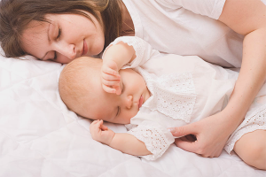  Cómo destetar a un niño para dormir con mamá.