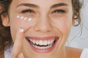  How to moisten the skin around the eyes