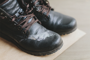  Hvordan rengjør sko fra salt