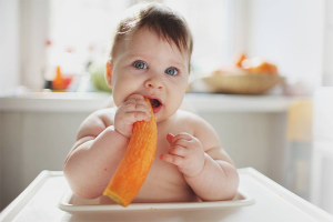  Come insegnare a un bambino al cibo solido