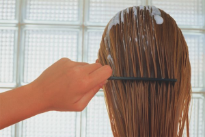  Cómo utilizar la espuma para peinar el cabello.