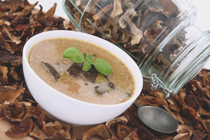  Cómo cocinar sopa de champiñones a partir de champiñones secos.