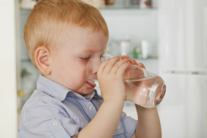  Πώς να διδάξετε ένα παιδί να πίνει νερό