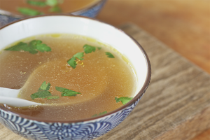  Cómo cocinar caldo de pollo transparente