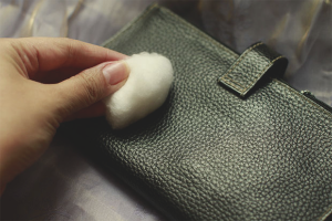  Cum să vă curățați portofelul din piele