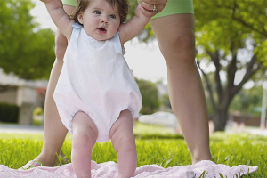  Cum să poarte un nou-născut în timpul verii