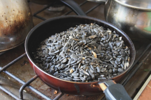  Paano magprito ng mga binhi ng sunflower sa isang pan