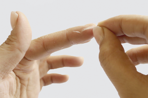  כיצד להסיר את הדבק מהאצבעות
