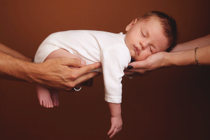  Een kind spenen om in hun armen te slapen