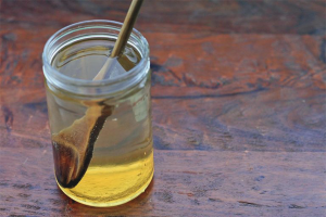  The benefits and harm of honey water