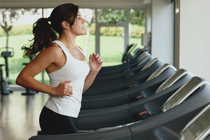  Cara berjalan di atas treadmill untuk menurunkan berat badan
