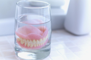  كيفية تخزين أطقم الأسنان القابلة للإزالة بشكل صحيح
