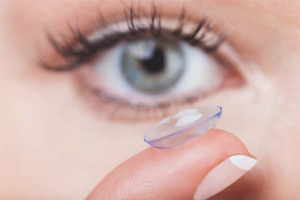  Kung paano alisin ang mga lenses mula sa mata