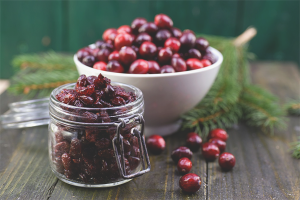  Ang mga benepisyo at pinsala ng pinatuyong cranberries