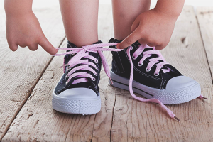  Bir ayakkabı bağcığı bağlamak için bir çocuk nasıl öğretilir
