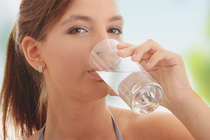  Cómo beber agua durante todo el día.