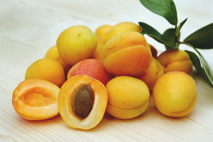  The benefits and harm of apricots