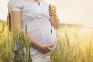  Une femme enceinte peut-elle aller à l'église?