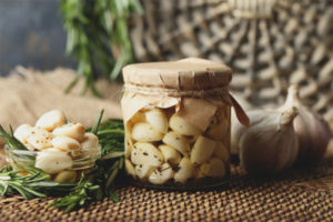  The benefits and harms of pickled garlic