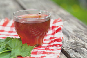  Der Nutzen und Schaden von Tee aus den Blättern der Johannisbeere