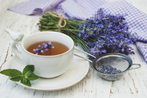  Manfaat dan kemudaratan teh dengan lavender