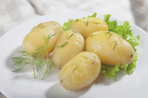  Fordelene og skader av kokte poteter