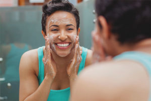  Bolehkah saya membasuh muka saya dengan sabun?