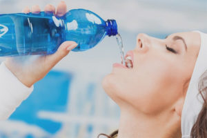  Cuántas personas deben beber agua por día