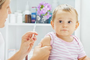  Adakah mungkin berjalan dengan kanak-kanak selepas vaksinasi
