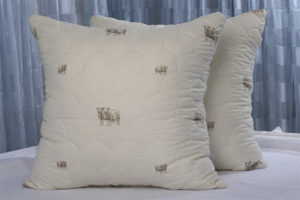  Bantal bulu domba