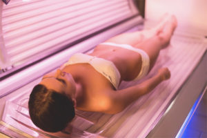  Posible bang mag-sunbathe sa isang tanning salon nang walang cream?