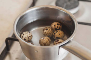  วิธีการและวิธีการในการปรุงอาหารไข่นกกระทา